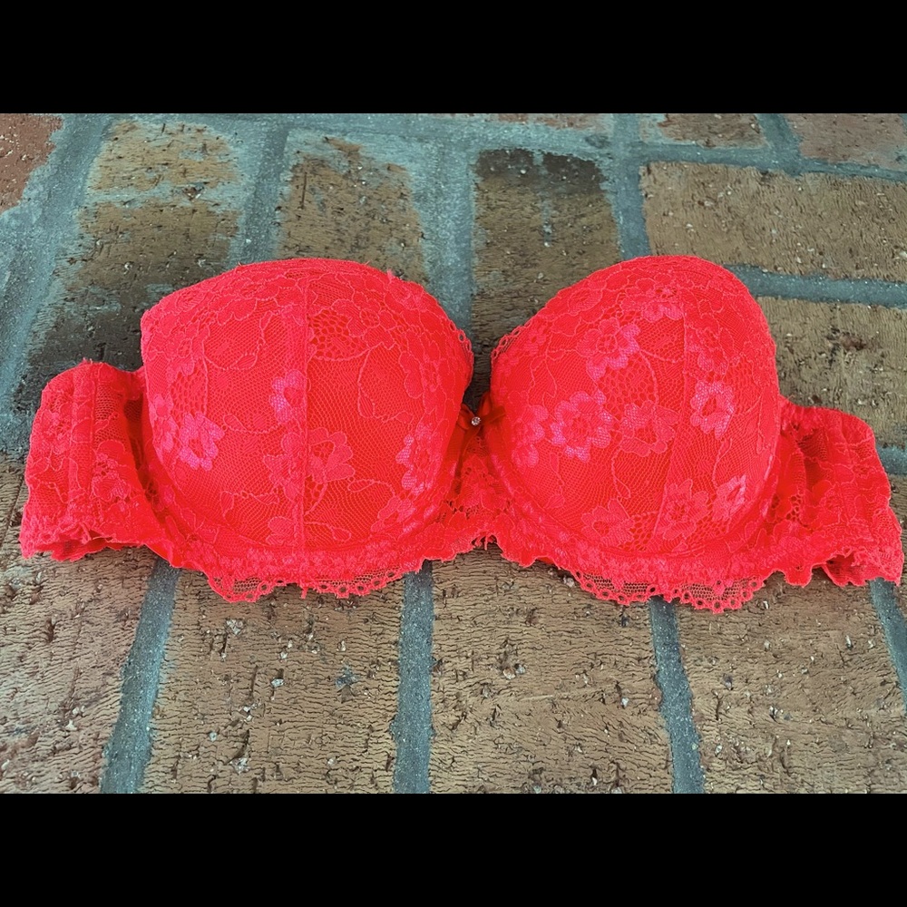 Strapless push-up red lace bra with underwire